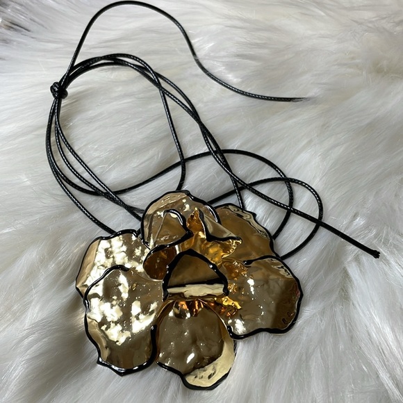 Elegant Gold Floral Choker Necklace - Picture 10 of 14